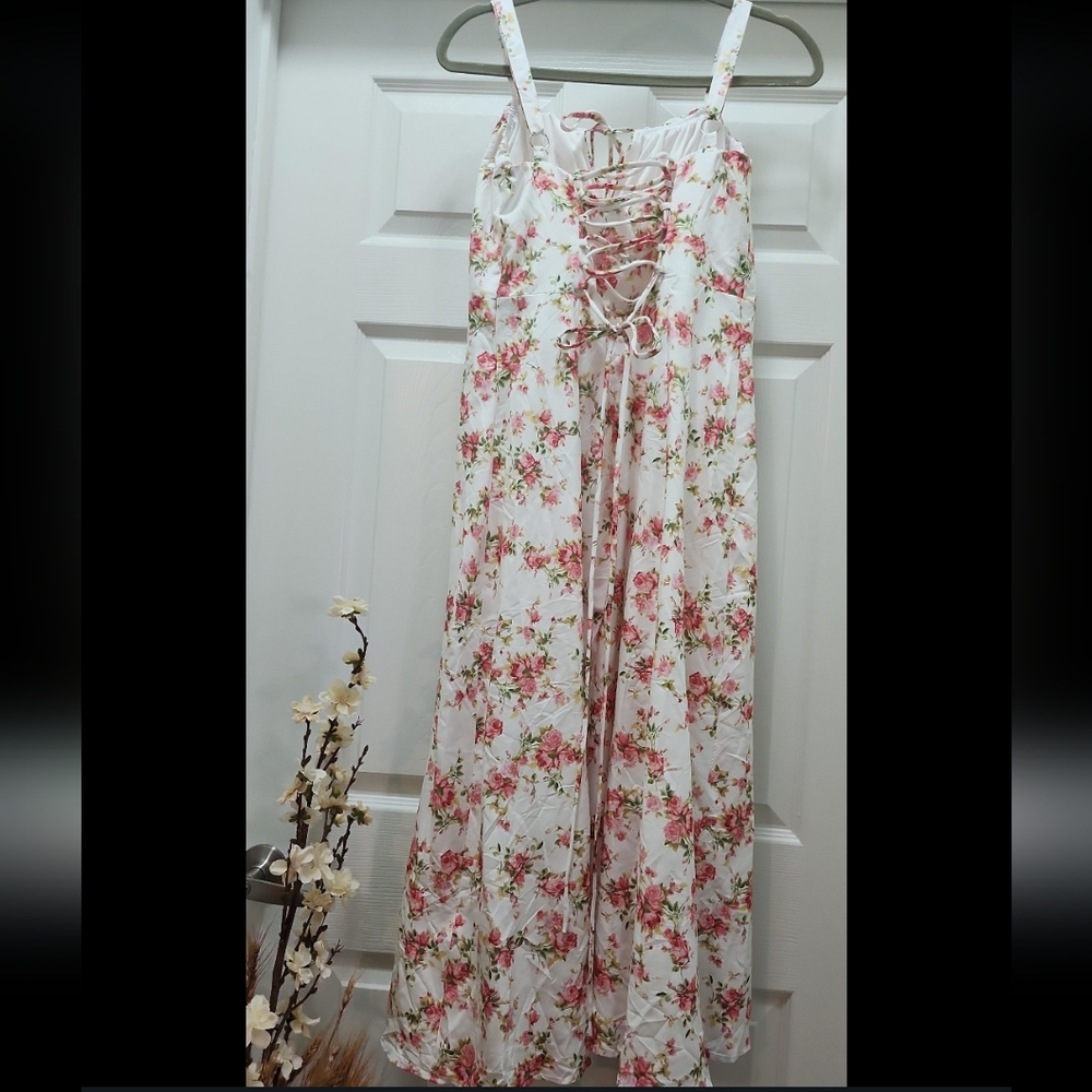 Elegant Floral White Maxi Dress - Picture 8 of 12